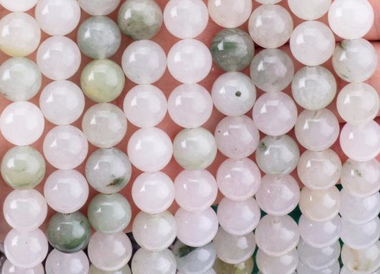 천산 스메랄드 녹색 둥근 구슬 자연 결정 보석 다른 구슬 크기 DIY 보석 제조를 위한 느슨한 구슬 나선